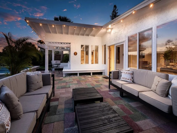 Anna Maria Four Bedroom Luxury Beach Vacation Home- Steps to the Beach GOLF CART & POOL, VOLLEY BALL