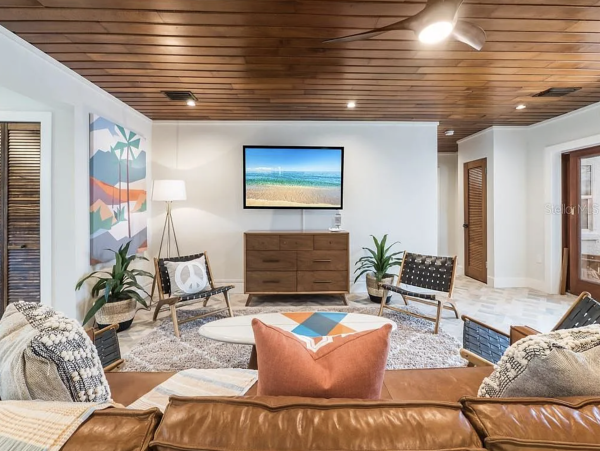 Anna Maria Four Bedroom Luxury Beach Vacation Home- Steps to the Beach GOLF CART & POOL, VOLLEY BALL