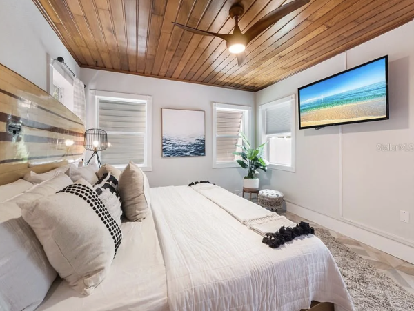 Anna Maria Four Bedroom Luxury Beach Vacation Home- Steps to the Beach GOLF CART & POOL, VOLLEY BALL