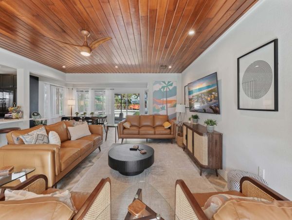 Anna Maria Four Bedroom Luxury Beach Vacation Home- Steps to the Beach GOLF CART & POOL, VOLLEY BALL