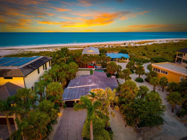 Anna Maria Four Bedroom Luxury Beach Vacation Home- Steps to the Beach GOLF CART & POOL, VOLLEY BALL
