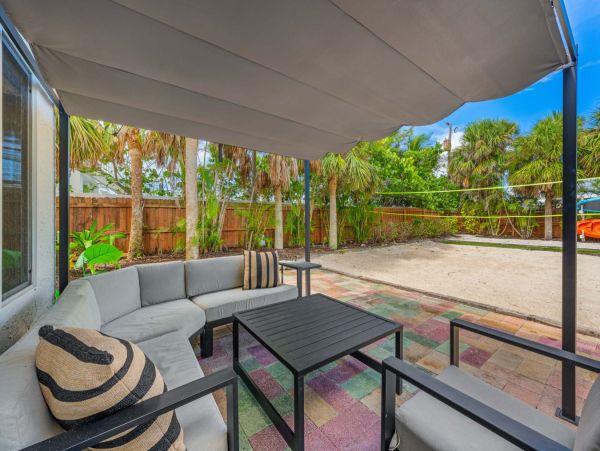 Anna Maria Four Bedroom Luxury Beach Vacation Home- Steps to the Beach GOLF CART & POOL, VOLLEY BALL
