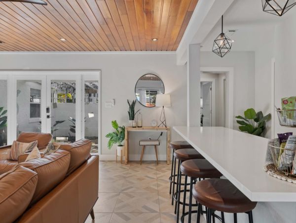 Anna Maria Four Bedroom Luxury Beach Vacation Home- Steps to the Beach GOLF CART & POOL, VOLLEY BALL