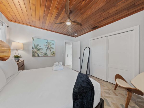 Anna Maria Four Bedroom Luxury Beach Vacation Home- Steps to the Beach GOLF CART & POOL, VOLLEY BALL