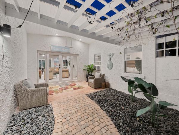 Anna Maria Four Bedroom Luxury Beach Vacation Home- Steps to the Beach GOLF CART & POOL, VOLLEY BALL