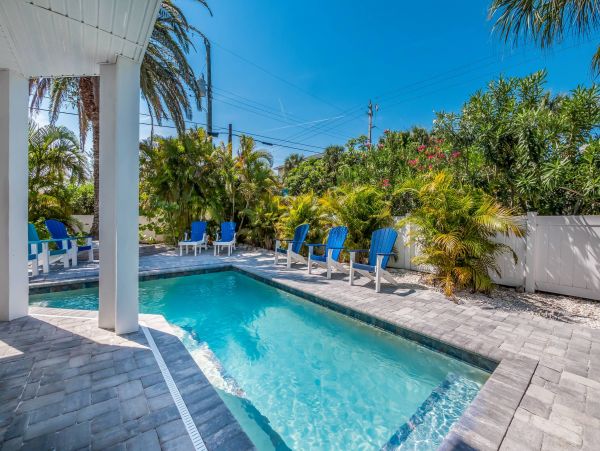 Four Bedroom Rental Sleeps 8 Guests On Anna Maria Island One Block to Beach