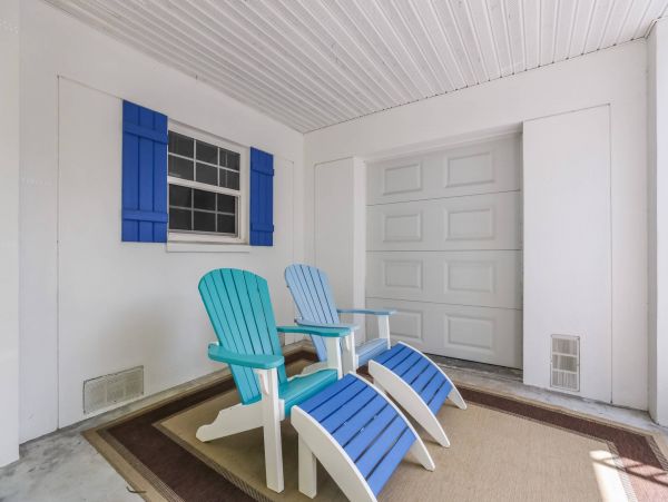 Four Bedroom Rental Sleeps 8 Guests On Anna Maria Island One Block to Beach