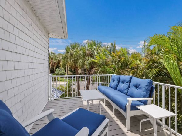 Four Bedroom Rental Sleeps 8 Guests On Anna Maria Island One Block to Beach
