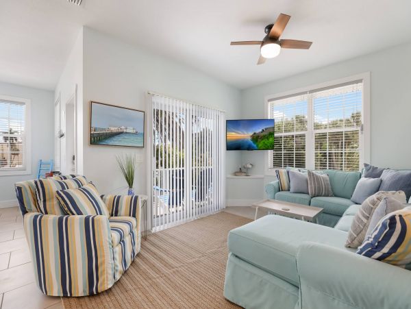 Four Bedroom Rental Sleeps 8 Guests On Anna Maria Island One Block to Beach