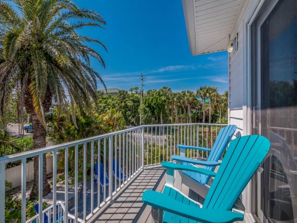 Four Bedroom Rental Sleeps 8 Guests On Anna Maria Island One Block to Beach