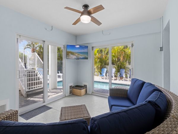 Four Bedroom Rental Sleeps 8 Guests On Anna Maria Island One Block to Beach