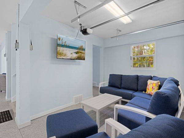 Four Bedroom Rental Sleeps 8 Guests On Anna Maria Island One Block to Beach