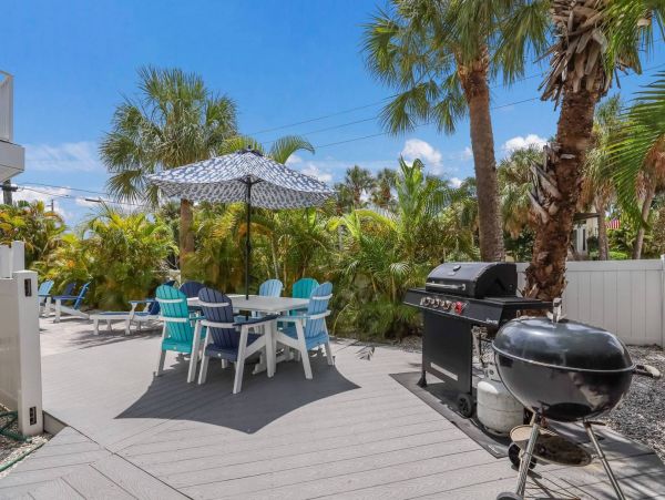 Four Bedroom Rental Sleeps 8 Guests On Anna Maria Island One Block to Beach