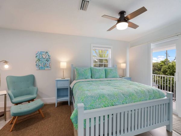Four Bedroom Rental Sleeps 8 Guests On Anna Maria Island One Block to Beach