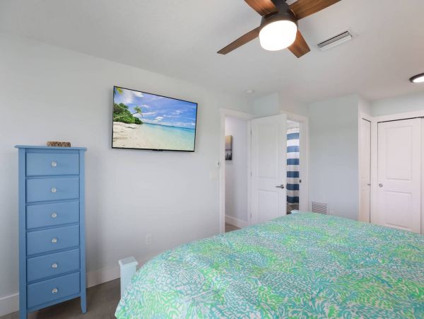Four Bedroom Rental Sleeps 8 Guests On Anna Maria Island One Block to Beach