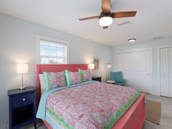 Four Bedroom Rental Sleeps 8 Guests On Anna Maria Island One Block to Beach
