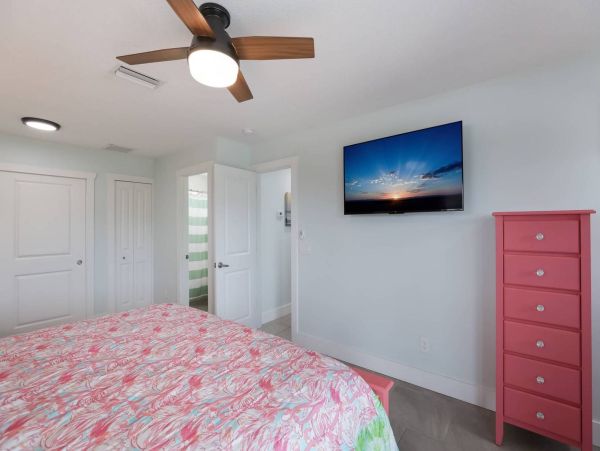 Four Bedroom Rental Sleeps 8 Guests On Anna Maria Island One Block to Beach