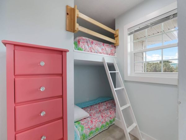 Four Bedroom Rental Sleeps 8 Guests On Anna Maria Island One Block to Beach