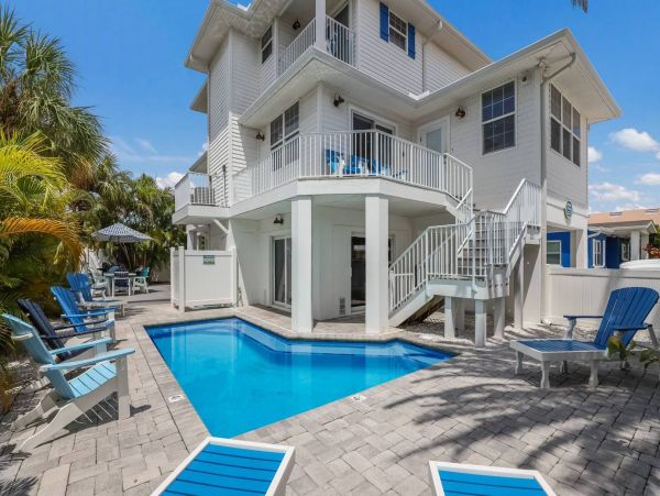 Four Bedroom Rental Sleeps 8 Guests On Anna Maria Island One Block to Beach