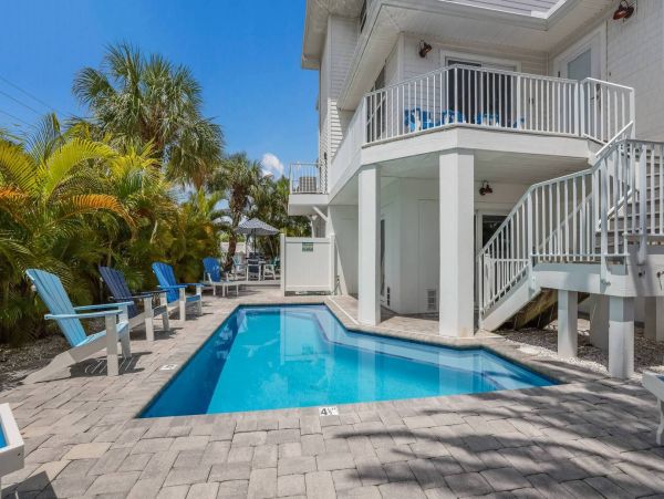 Four Bedroom Rental Sleeps 8 Guests On Anna Maria Island One Block to Beach