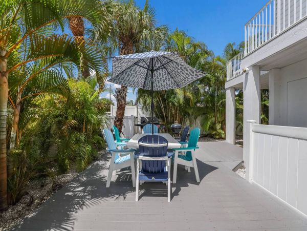 Four Bedroom Rental Sleeps 8 Guests On Anna Maria Island One Block to Beach
