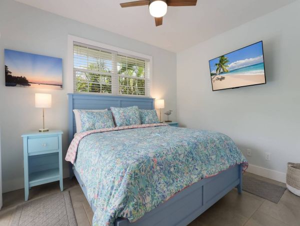 Four Bedroom Rental Sleeps 8 Guests On Anna Maria Island One Block to Beach