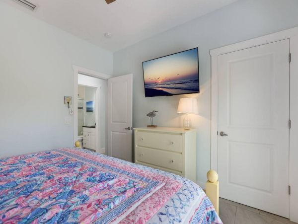 Four Bedroom Rental Sleeps 8 Guests On Anna Maria Island One Block to Beach