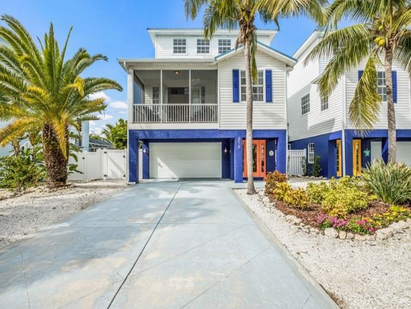 Holmes Beach 3 Bedroom Home With Amazing Outdoor Escape