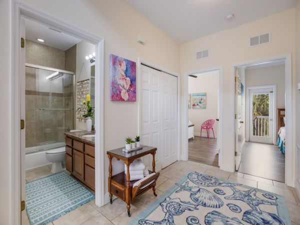 Holmes Beach 3 Bedroom Home With Amazing Outdoor Escape
