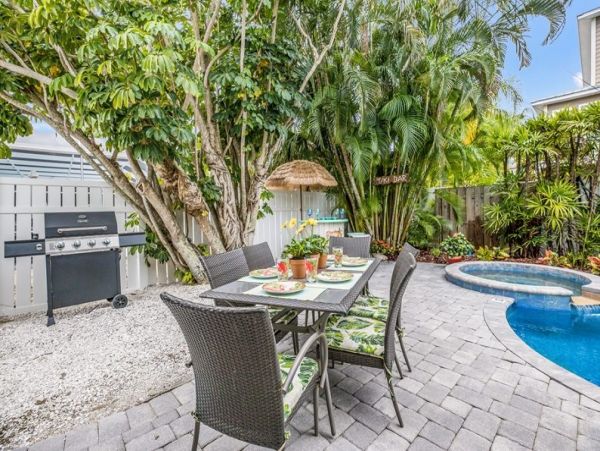 Holmes Beach 3 Bedroom Home With Amazing Outdoor Escape