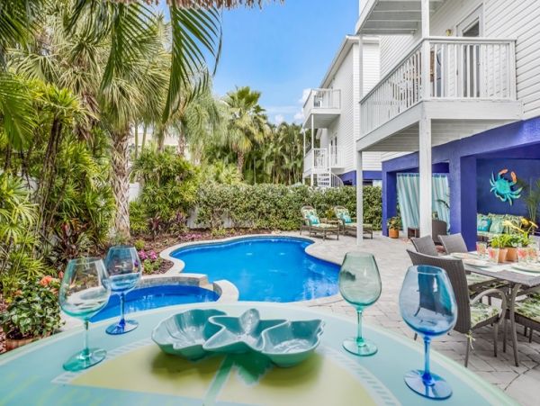 Holmes Beach 3 Bedroom Home With Amazing Outdoor Escape