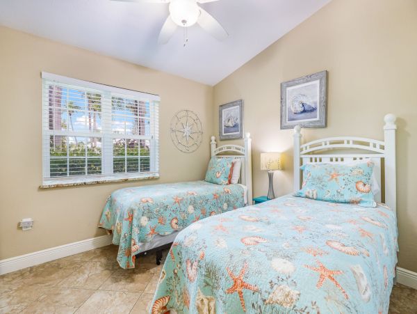 Holmes Beach One Block to Beach Vacation Home Sleeps Six