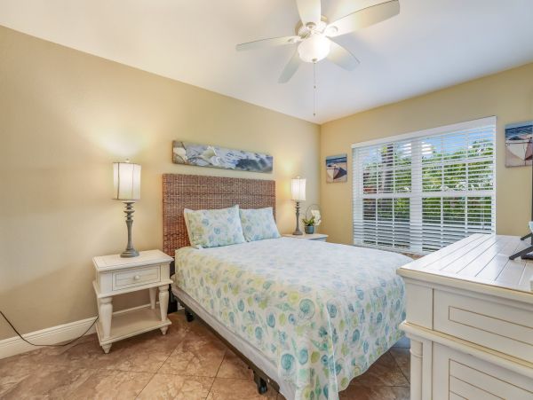 Holmes Beach One Block to Beach Vacation Home Sleeps Six