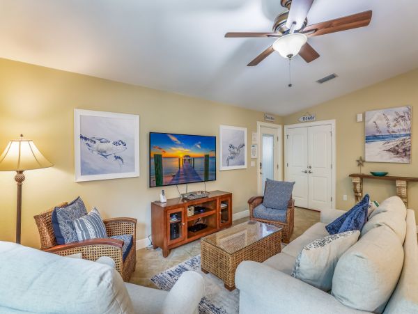 Holmes Beach One Block to Beach Vacation Home Sleeps Six