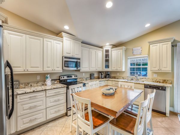 Holmes Beach One Block to Beach Vacation Home Sleeps Six