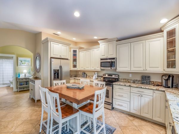 Holmes Beach One Block to Beach Vacation Home Sleeps Six