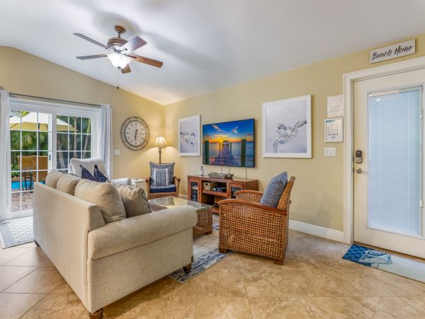 Holmes Beach One Block to Beach Vacation Home Sleeps Six
