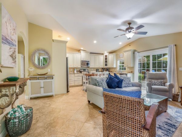 Holmes Beach One Block to Beach Vacation Home Sleeps Six