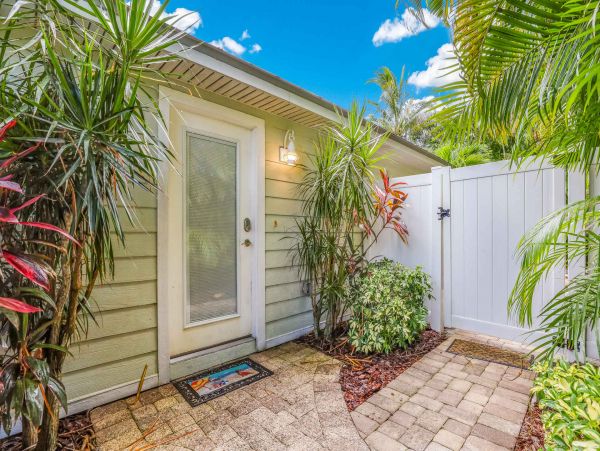 Holmes Beach One Block to Beach Vacation Home Sleeps Six