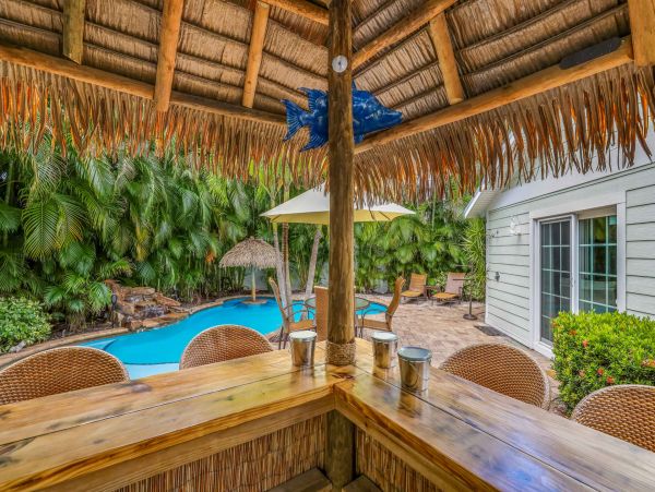 Holmes Beach One Block to Beach Vacation Home Sleeps Six