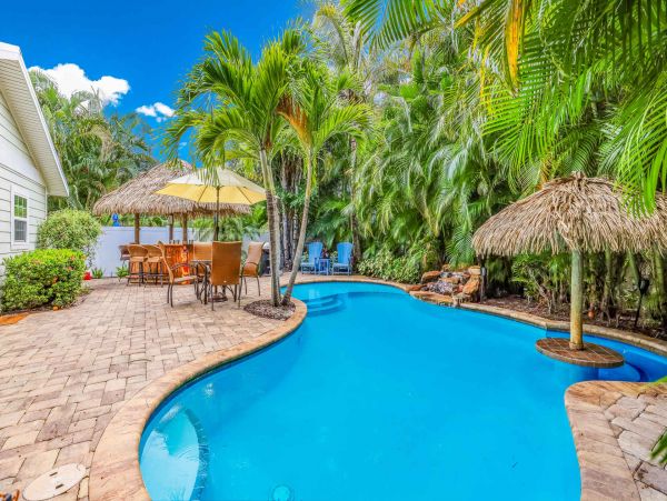 Holmes Beach One Block to Beach Vacation Home Sleeps Six