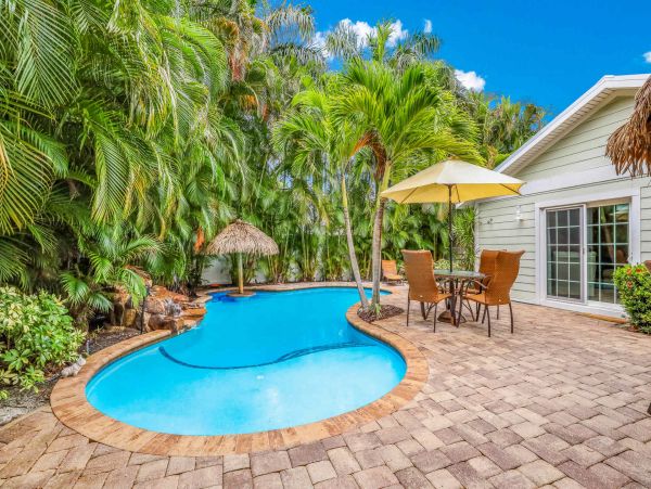 Holmes Beach One Block to Beach Vacation Home Sleeps Six