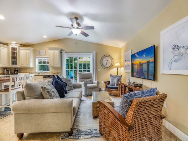 Holmes Beach One Block to Beach Vacation Home Sleeps Six