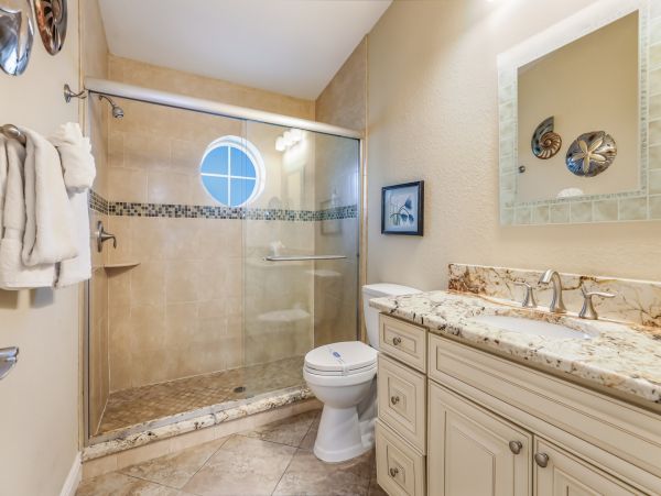 Holmes Beach One Block to Beach Vacation Home Sleeps Six