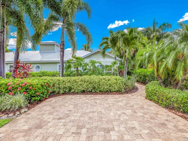 Holmes Beach One Block to Beach Vacation Home Sleeps Six