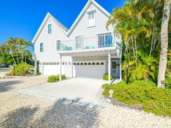 Three Bedroom Vacation Rental on Anna Maria - Community Pool