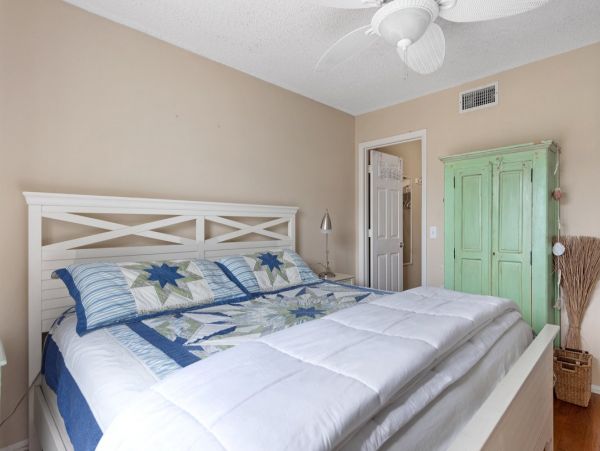 Three Bedroom Vacation Rental on Anna Maria - Community Pool