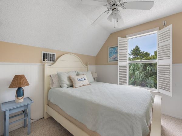Three Bedroom Vacation Rental on Anna Maria - Community Pool