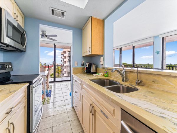 Siesta Key Beach Condo 2 Bedrooms Communal Pool and Tennis