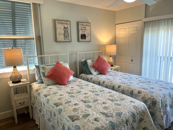 Walk to Beach  Siesta Key Vacation Condo Sleeps Four Guests